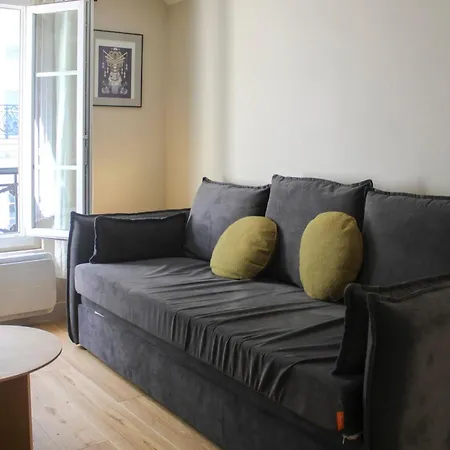 Pretty Parisian Cocoon In Rue De Levis Apartment