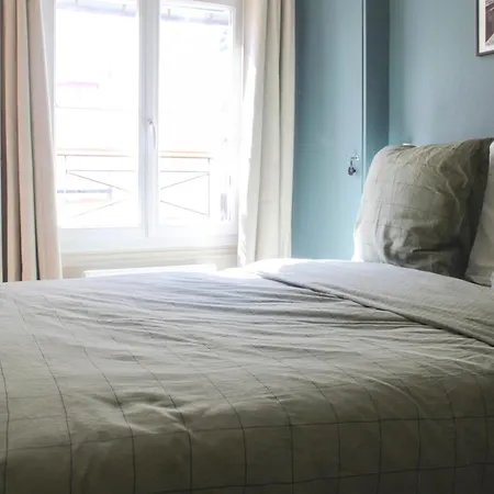 Pretty Parisian Cocoon In Rue De Levis Apartment