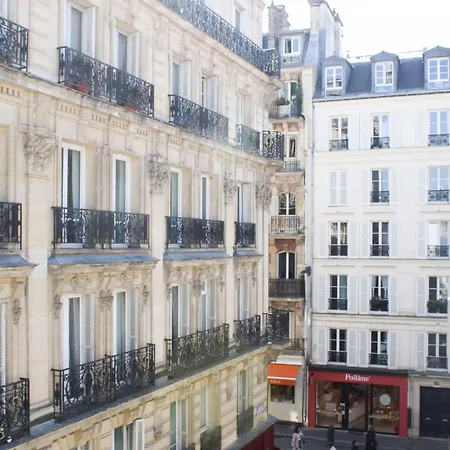 Pretty Parisian Cocoon In Rue De Levis Apartment